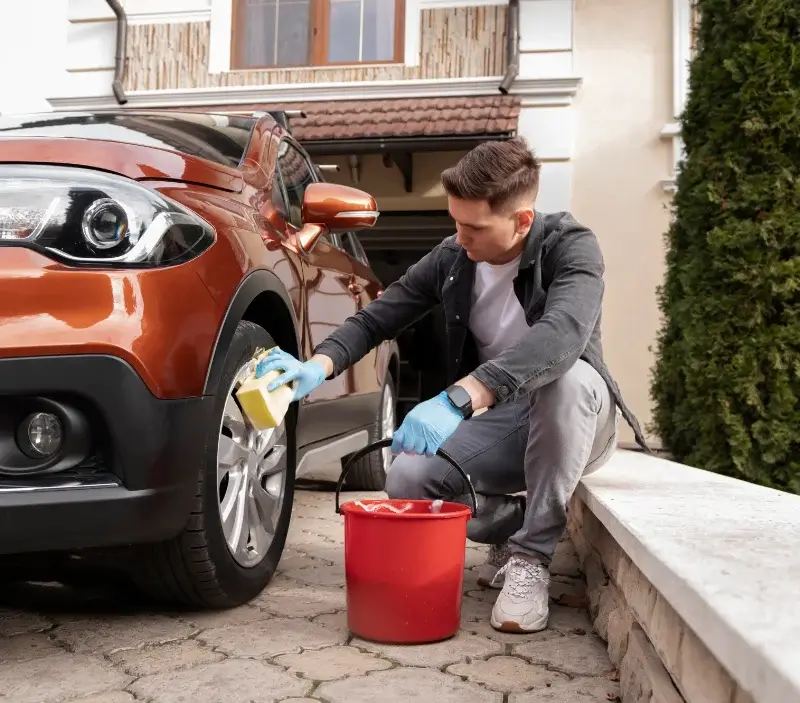 Lavage auto à domicile Saint-Genis-Laval : professionnel intervenant sur un véhicule